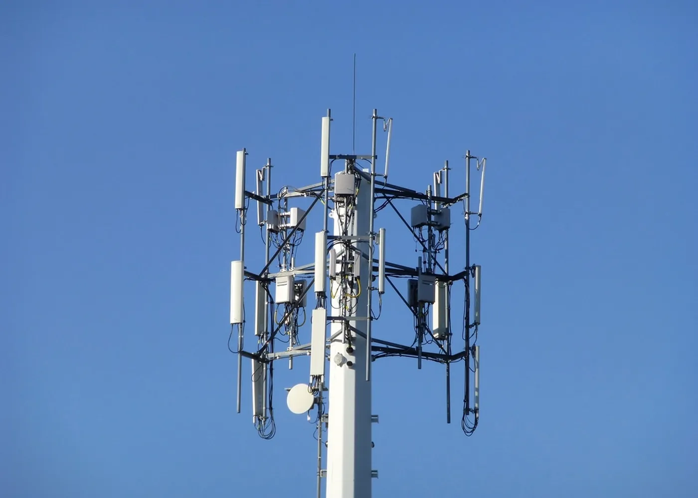 Telecommunications mast with panel antennas